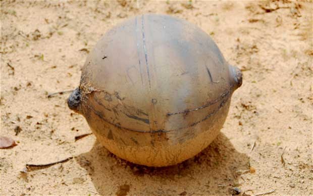 Một trong những quả bóng kim loại bí ẩn rơi xuống đồng cỏ ở Namibia