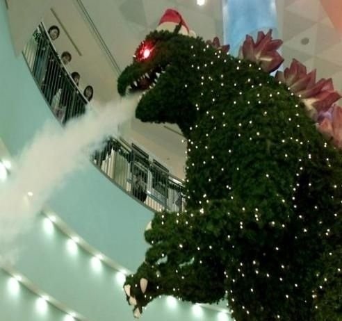 Cây thông hình khủng long khổng lồ tại trung tâm mua sắm Aqua City Odaiba, Tokyo, Nhật Bản
