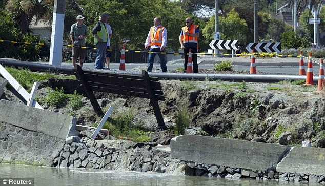 Một đoạn kè bờ sông Avon ở Christchurch bị sụt và đường ống nước bị vỡ do động đất khiến nước tràn lênh láng ra khắp đường phố