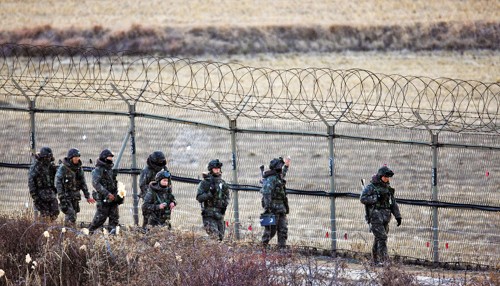 Binh lính Hàn Quốc tăng cường an ninh ở khu vực biên giới sau khi Chủ tịch Kim qua đời