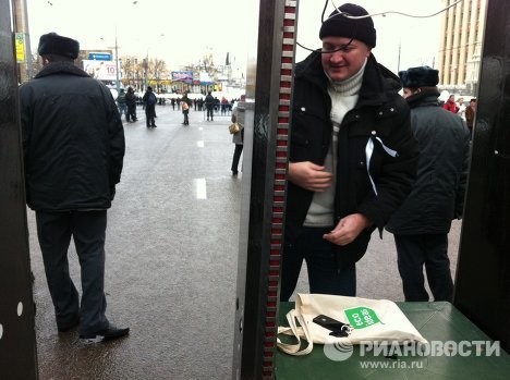 Người biểu tình đi qua máy dò kim loại trước khi tới Sakharov Avenue