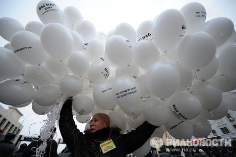 Bóng bay trắng mang các biểu ngữ tại cuộc biểu tình chống gian lận bầu cử hôm 24/12 ở Sakharov Avenue