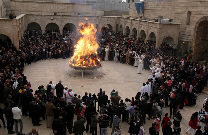 Những người Kito hữu ở Iraq ăn mừng Giáng sinh quanh đống lửa ở nhà thờ tại thị trấn, tây Mosul