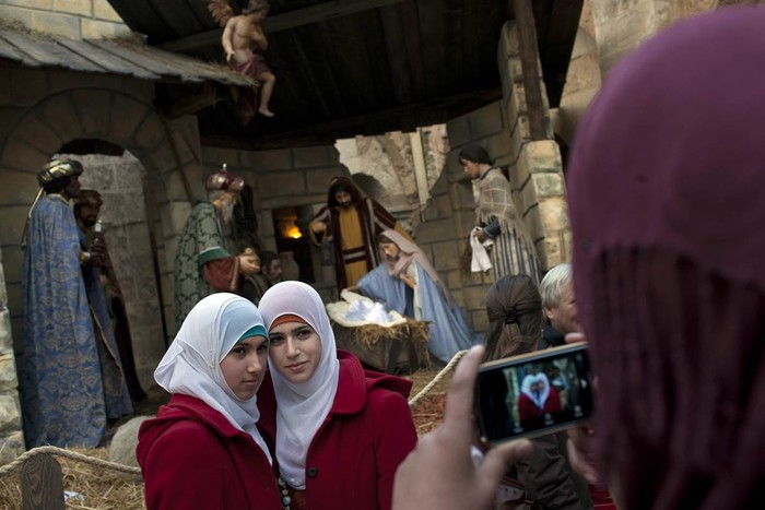 Hai cô gái theo đạo Hồi Pakistan chụp ảnh kỷ niệm phía trước hang Chúa giáng sinh tại nhà thờ Giáng sinh ở Bethlehem
