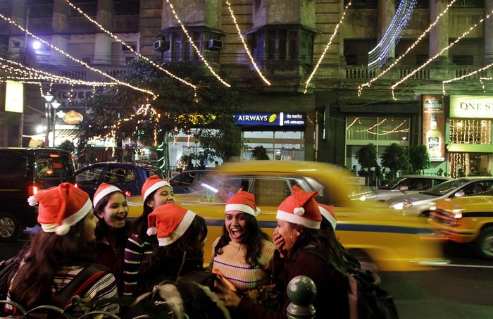 Một nhóm các bé gái ăn mừng Noel trên đường phố ở Kolkata, Ấn Độ
