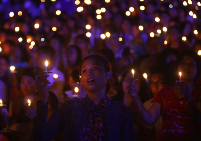 Các tín hữu Indonesia cầu nguyện tại trong đêm Noel tại sân vận động Gelora Bung Karno, Jakarta