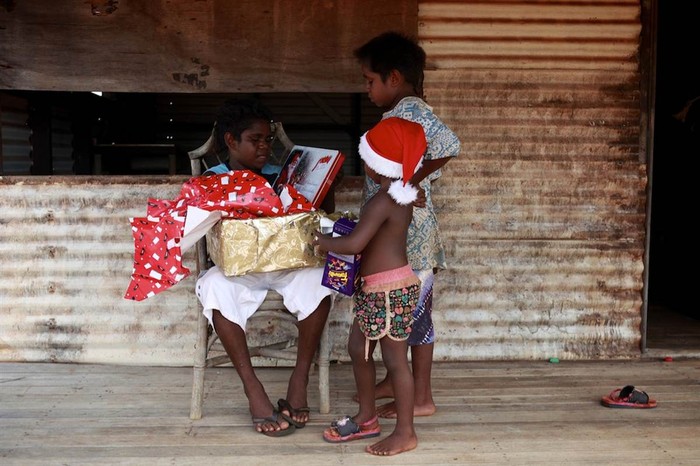 Các em bé người thổ dân Broome, ở Broome, Úc mở quà Noel