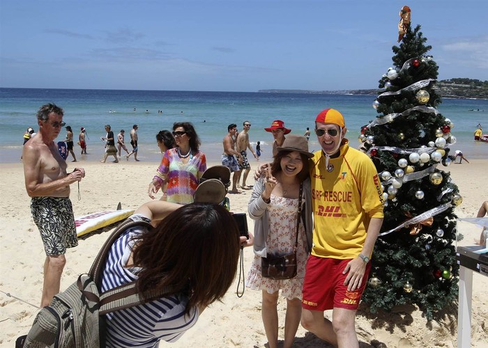 Khách du lịch ăn mừng Giáng sinh đầy nắng trên bãi biển Bondi, Sydney, Úc