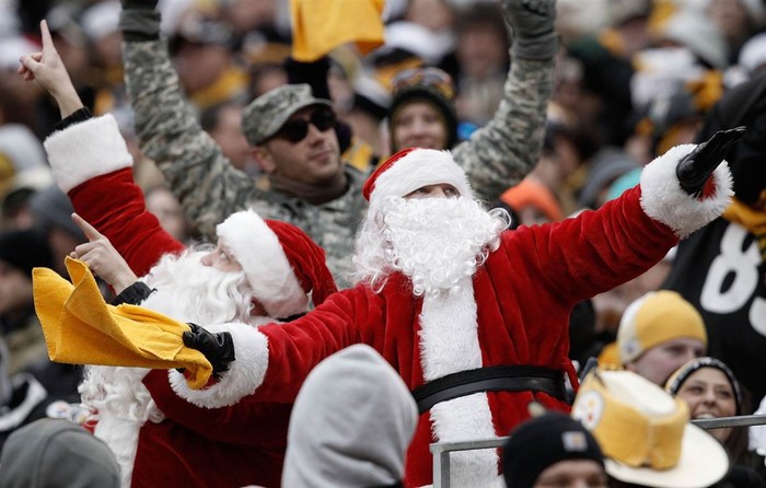 Người cổ vũ mặc trang phục ông già Noel tham gia hoạt động nghệ thuật vào đêm Giáng sinh tại Heinz Field ở Pittsburgh.