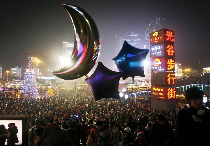 Đám đông người dân tập trung tại chợ Giáng sinh ở thành phố Vũ Hán, Hồ Bắc, Trung Quốc trong đêm Giáng sinh