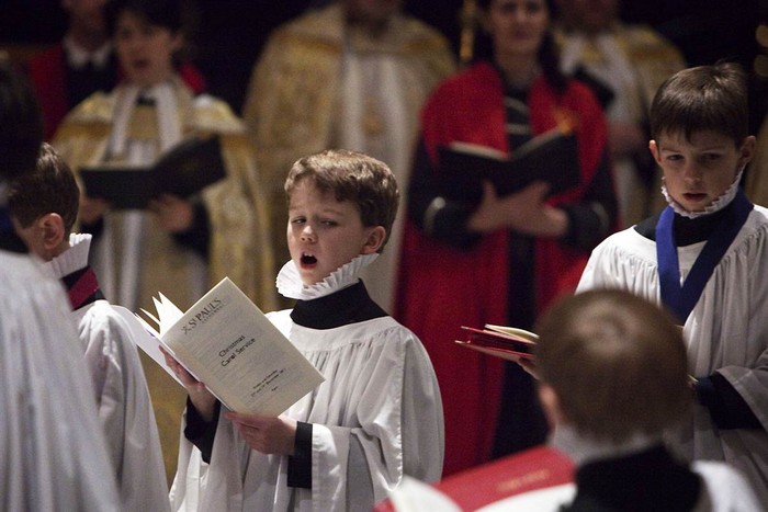 Các cậu bé hát thánh ca trong Noel tại nhà thờ Thánh Pauls ở London