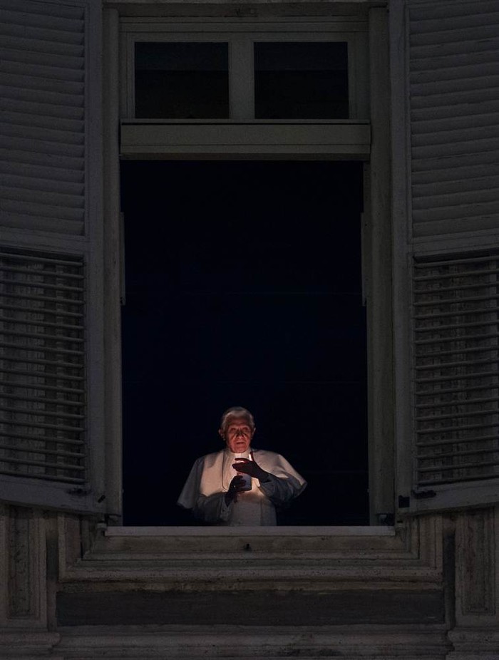 Đức Giáo hoàng Benedict X thắp sáng ngọn nến từ cửa sổ phòng riêng của mình vào cuối buổi lễ ra mắt hang đá tại quảng trường thánh Peter ở Vatican
