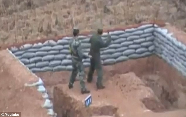 Viên lính trẻ ném tập ném lựu đạn cùng sĩ quan hướng dẫn