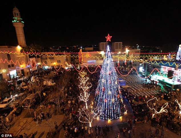 Đám đông tín hữu tập trung quanh cây thông Noel cao 15m tại quảng trường Manger