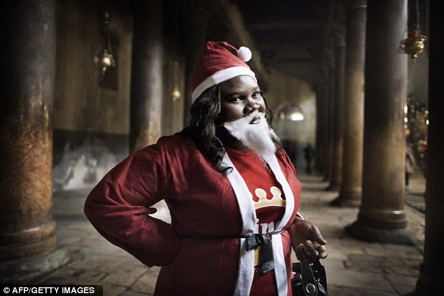 Một "bà già Noel" người Nigeria bên ngoài nhà thờ Giáng sinh