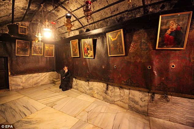 Một khách hành hương cầu nguyện bên trong hang Grotto của Nhà thờ Giáng sinh