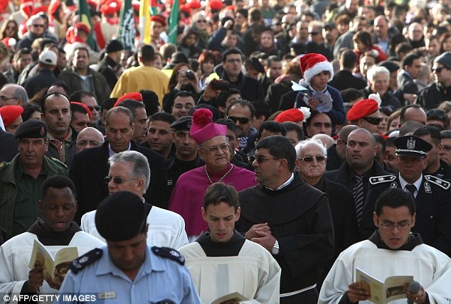 Fuad Twal, người đứng đầu của Giáo Hội Công Giáo tại Đất Thánh, dẫn đầu một đám rước của các tín đồ Giáo Hội trong ngày Giáng Sinh