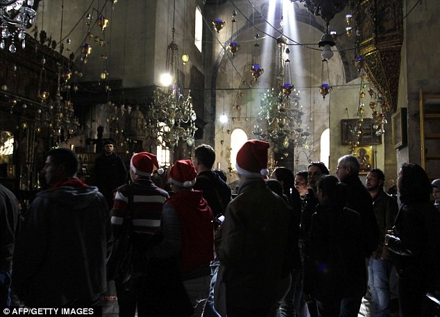 Những người hành hương thăm quan nhà thờ Giáng sinh, nơi nhiều người tin rằng Chúa đã chào đời