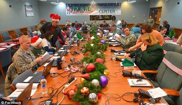 Hơn 1.200 tình nguyện viên đã tham gia trả lời điện thoại và email hỏi về hành trình của ông già Noel tại trung tâm NORAD trong đêm Giáng sinh