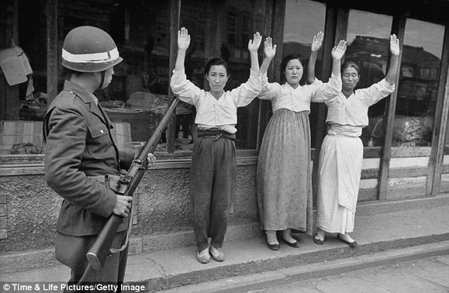 Lính Hàn Quốc bắt giữ những người phụ nữ mà họ cho là cộng sản với hy vọng có thể ngăn được các cuộc nổi dậy và Tù binh Mỹ được trả tự do sau khi Triều Tiên và Hàn Quốc ký hiệp ước đình chiến
