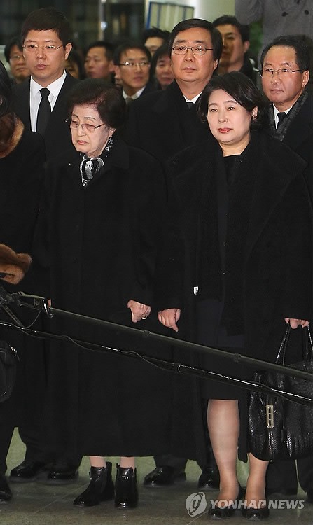 Cựu đệ nhất phu nhân Lee Hee Ho (hàng trên bên trái) và Chủ tịch tập đoàn Huyndai Huyn Jeong Eun(phải)