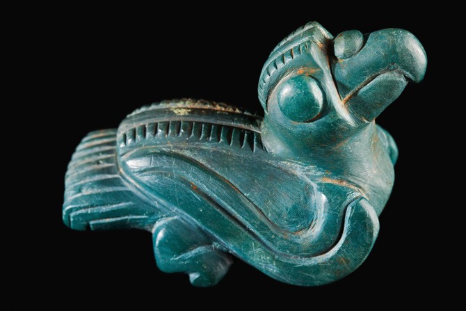 Mặt dây chuyền cao khoảng 5 cm hình chim ưng được tìm thấy trong đống đồ tùy táng trong ngôi mộ của tộc trưởng