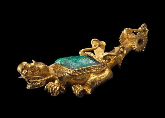 Mặt dây chuyền vàng, dài khoảng 12,5 cm được cho là từng thuộc về người đứng đầu bộ lạc. Nó được làm bằng vàng và ngọc lục bảo mang hình dáng của một sinh vật trong truyền thuyết.