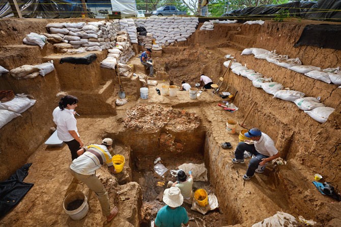 Các nhà khảo cổ học khai quật mộ cổ ở El Cano