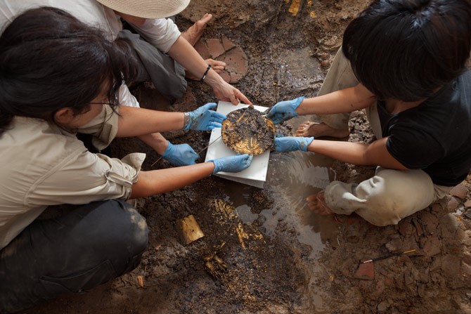 Các nhà khảo cổ học khai quật mộ cổ ở El Cano