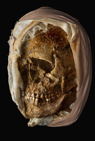 Một hộp sọ còn nguyên vẹn của một người El Cano được bọc bằng vải lanh để chuyển tới phòng thí nghiệm