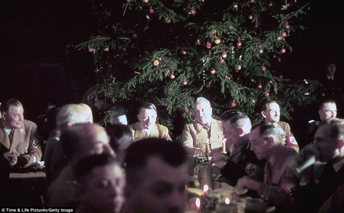 Dường như Hitler đang theo đuổi những ý nghĩ riêng của mình mà không hề chú ý tới không khí vui tươi của bữa tiệc ngày lễ