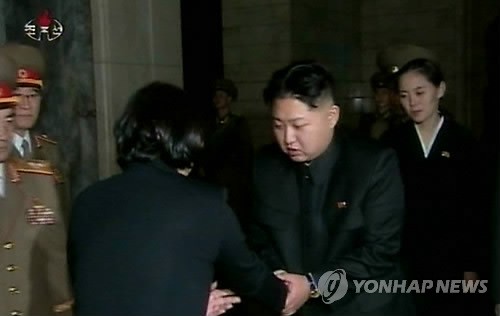 Đại tướng Kim Jong Un bắt tay chào Chủ tịch tập đoàn Huyndai Huyn Jeong Eun