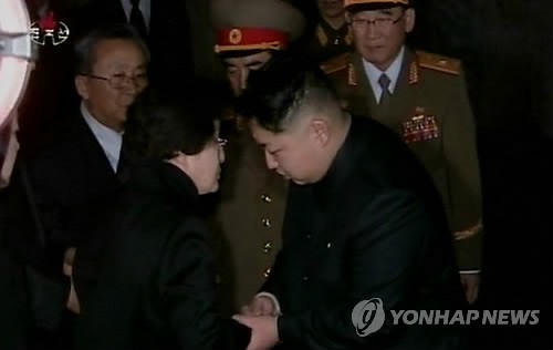 Đại tướng Jong Un tiếp đón đệ nhất phu nhân Hàn Quốc Lee Hee Ho ngày 26/12 nhân chuyến thăm Bình Nhưỡng 2 ngày viếng Chủ tịch Kim