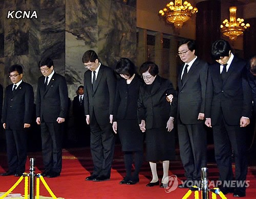 Phái đoàn Hàn Quốc viếng Chủ tịch Kim tại lăng Kumsusan