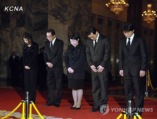 Phái đoàn Hàn Quốc viếng Chủ tịch Kim tại lăng Kumsusan