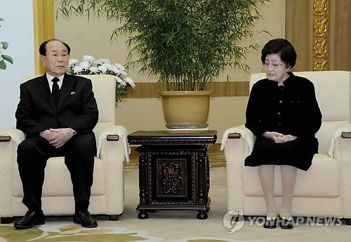 Bà Le Hee Ho cùng Kim Yong-nam - Chủ tịch Hội đồng nhân dân tối cao tại Bình Nhưỡng ngày 26/12