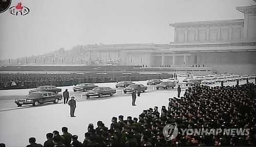 Tuyết rơi trắng xóa quảng trường Kim Il Sung, nơi các quân nhân và quan chức cấp cao Triều Tiên viếng Chủ tịch Kim