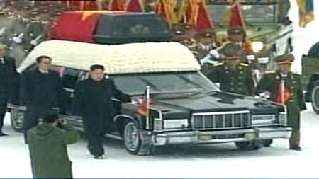 Đại tướng Jong Un đi trước chiếc xe chở linh cữu Chủ tịch Kim