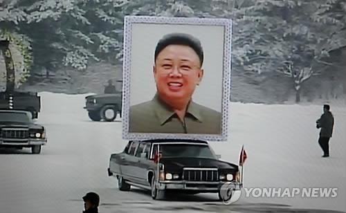 Bức di ảnh cỡ lớn của Chủ tịch Kim dẫn đầu đoàn xe tang