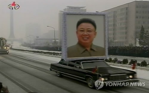 Đoàn xe tang rời quảng trường Kim Il Sung bắt đầu diễu qua các con phố trung tâm của Bình Nhưỡng