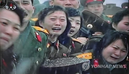 Mặc dù tuyết rơi khá dầy, nhưng hàng trăm ngàn người dân Triều Tiên vẫn đứng trong tuyết chờ đoàn xe tang của Chủ tịch Kim đi qua để bày tỏ lòng thương tiếc đối với "lãnh tụ kính yêu" của họ