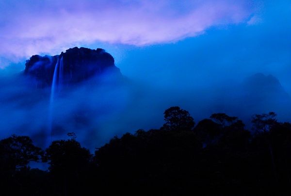 Buổi sáng sương mù che phủ thác nước cao nhất thế giới Angel ở Venezuela. Ảnh Philip Lee Harvey