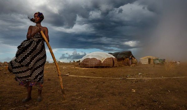 Một phụ nữ Sudan đang gia cố tài sản để đối phó với trận bão cát đang tới gần. Ảnh Johnny Haglund
