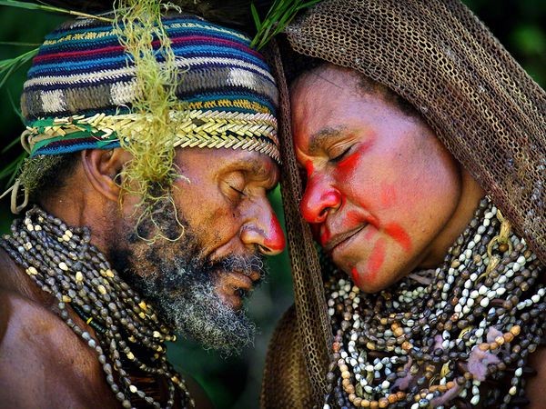 Một cặp vợ chồng người vùng cao nguyên Papua New Guinea bảy tỏ tình cảm thân mật theo một nghi thức truyền thống. Ảnh Timothy Allen