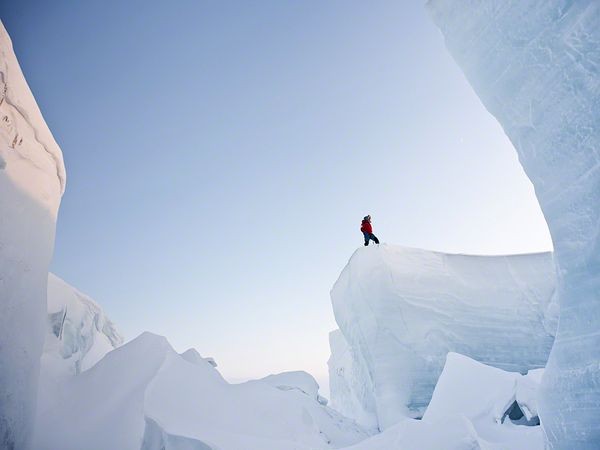 Một nhà khoa học đứng trên chỏm của tảng băng trôi nhỏ ở đảo Cornwallis, Canada. Ảnh Martin Hartley
