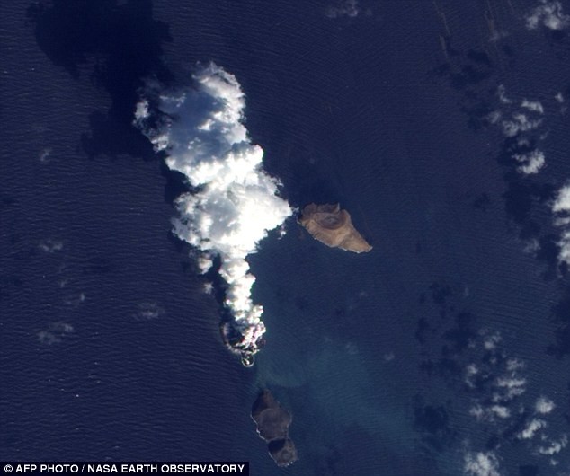 Ảnh được chụp bởi vệ tinh của NASA cho thấy dường như một hòn đảo mới đang được hình thành từ nơi núi lửa phun trào trên Biển Đỏ