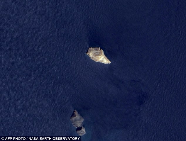 Ảnh chụp ngày 24/10/2007 tại vị trí hòn đảo mới đang hình thành cho thấy không hề có sự tồn tại của nó trước đó.