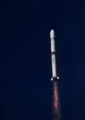 Tên lửa Long March 4B phóng vệ tinh viễn thám lên không trung