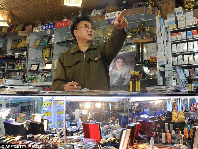 Kim Young Sik và gian hàng bán đồ lưu niệm của mình