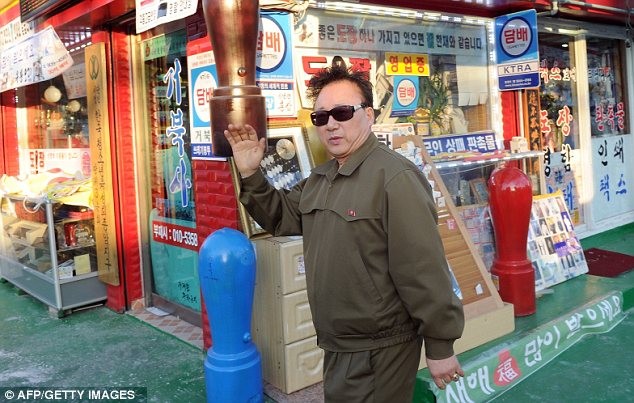 Kim Young Sik đã từng nhiều lần bị nhầm lẫn là Chủ tịch Kim Jong l khi ông đi trên phố
